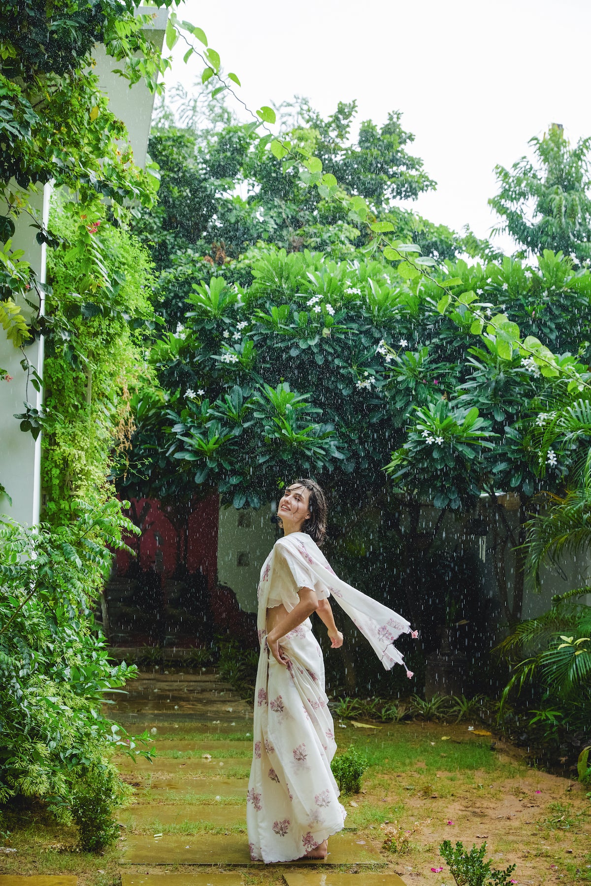 THE WINTER DOVE SAREE WITH UNSTITCHED BLOUSE