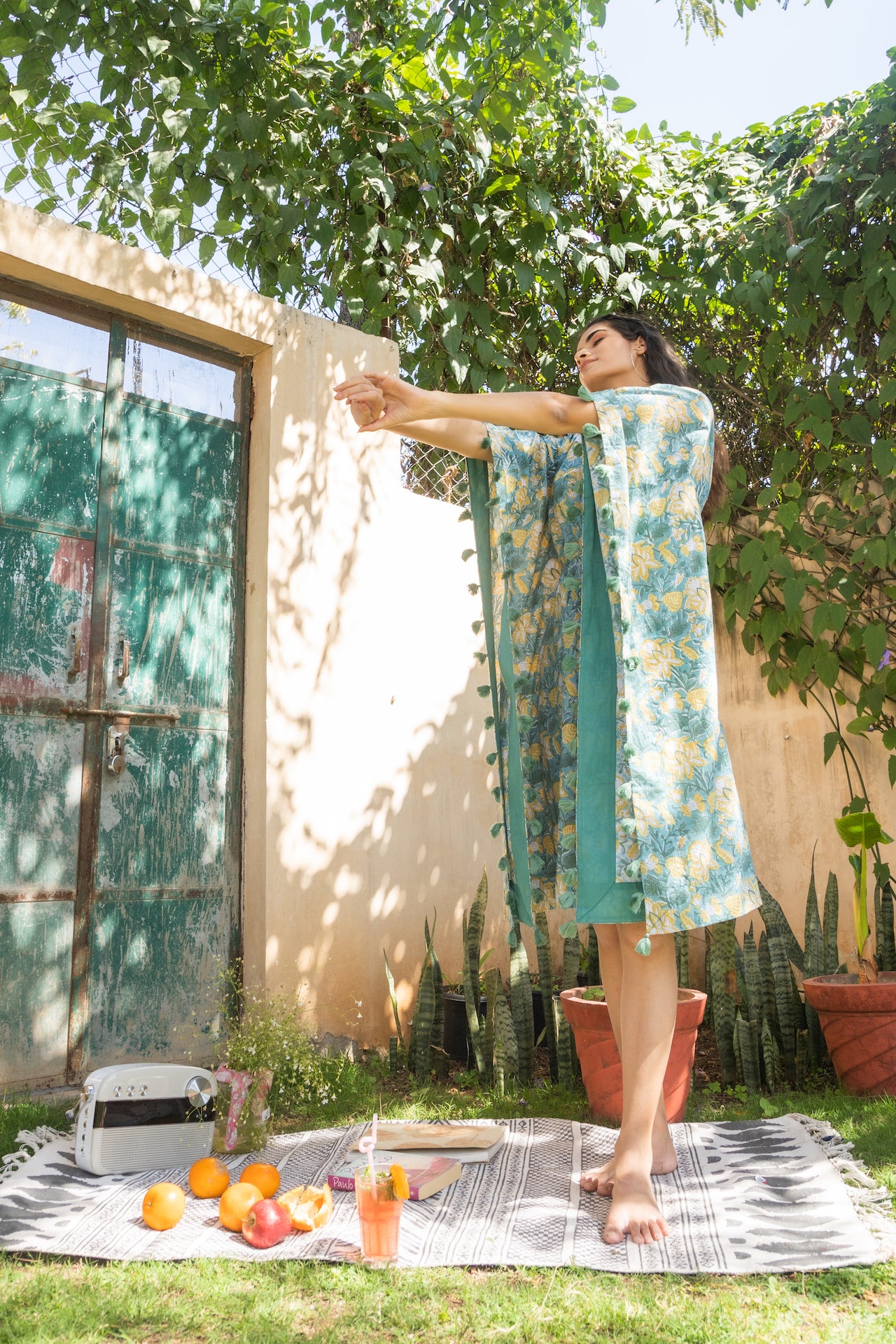HINT OF SAGE SHORT COTTON KAFTAN WITH TASSELS
