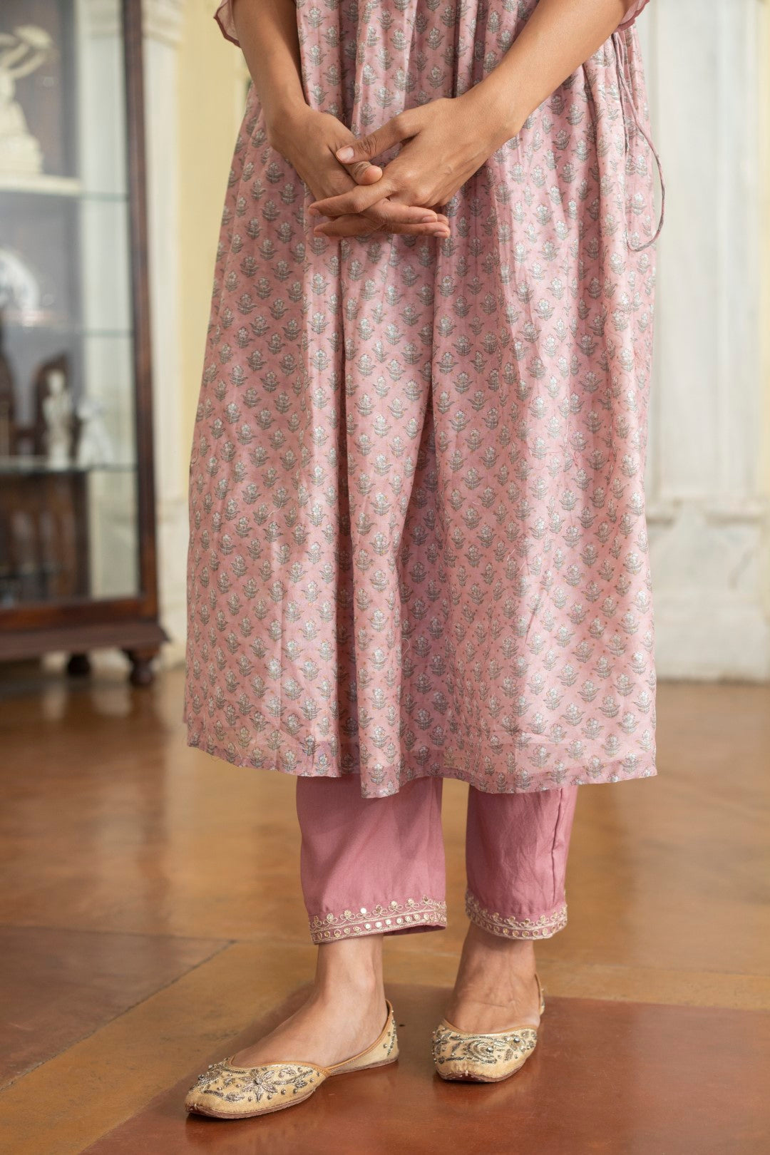 ECCENTRIC CHANDHERI KURTA SET